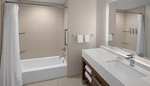 L shaped bedroom, 1 Bedroom Suite, 2 Queen, Sofa bed (Mobility Accessible w/ Tub)