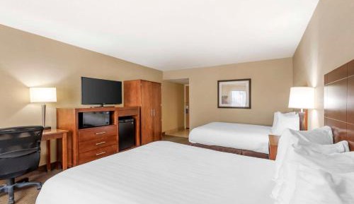 Queen Room with Two Queen Beds and Roll-In Shower - Mobility Accessible/Non-Smoking