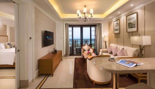 Poolside King Suite with Ocean View