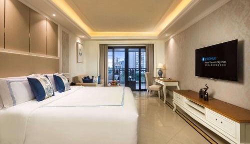 Deluxe King Room with City View - Non-Smoking