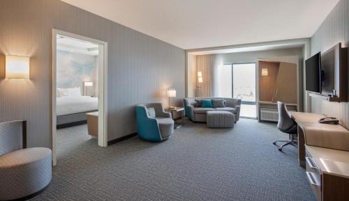 King Suite with Sofa Bed/City View/Tub - Mobility Accessible