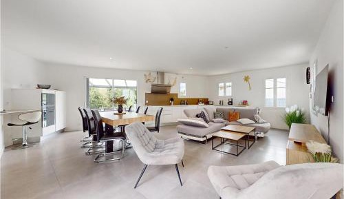 Three-Bedroom Holiday Home 