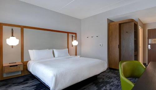 King Room with Roll-in Shower - Mobility and Hearing Accessible