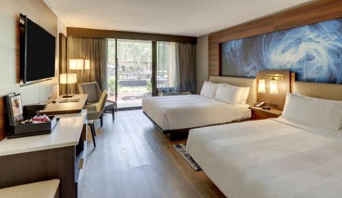Guest room with 2 Double beds and Courtyard view 