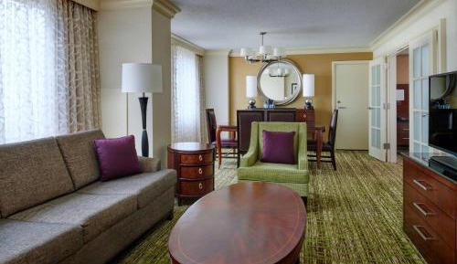 One-Bedroom Governor Queen Suite with Sofa Bed