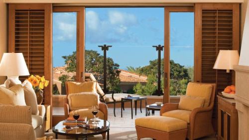 Bungalow with Two Queen Beds and Balcony - Garden View