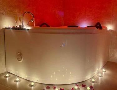 Queen Suite with Spa Bath