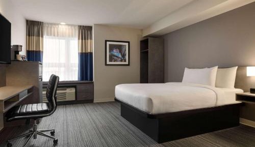 Queen Room with Mobility/Hearing Access and Roll-In Shower, Non-Smoking