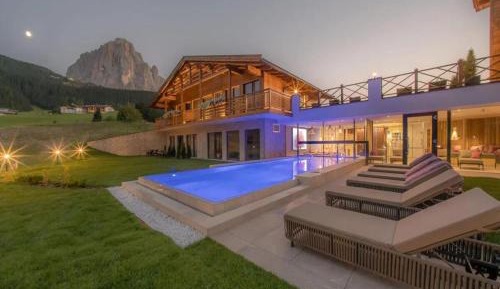 Five-Bedroom Holiday Home