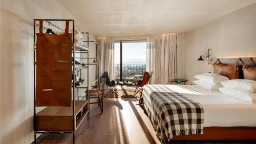 Deluxe Double or Twin Room with Balcony and Mountain View 