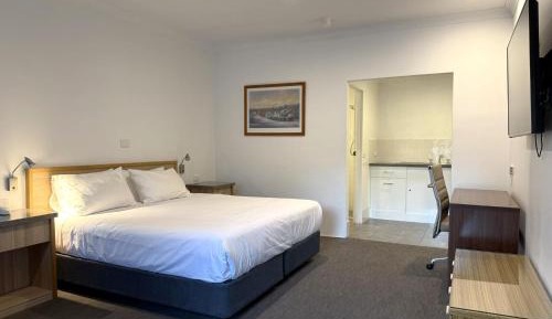 Deluxe King Room (Ground Level)