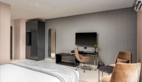Deluxe Double Room (2 Adults + 1 Child)