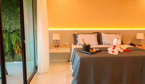 Deluxe Suite with Spa Bath