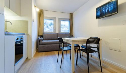 Apartment with Mountain View