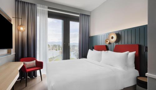 Deluxe King Room with Valley View