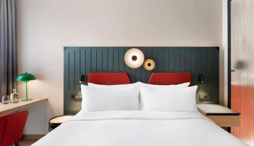 Deluxe King Room with Courtyard View