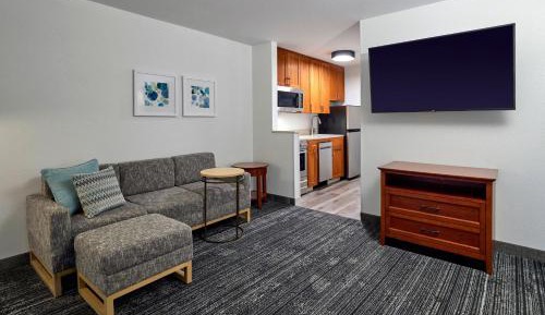 One-Bedroom Queen Suite