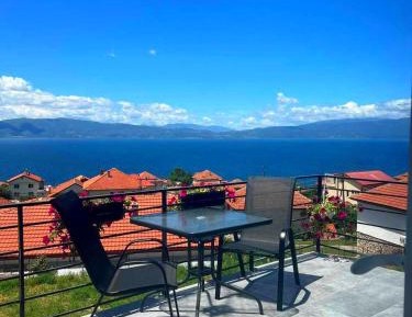 Apartment with Lake View