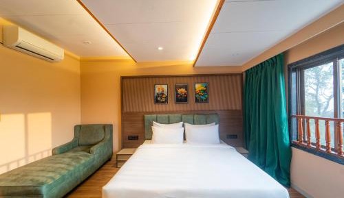 Deluxe Double Room (2 Adults + 1 Child)