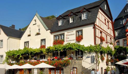 Deluxe double room with Moselle view and king-size bed