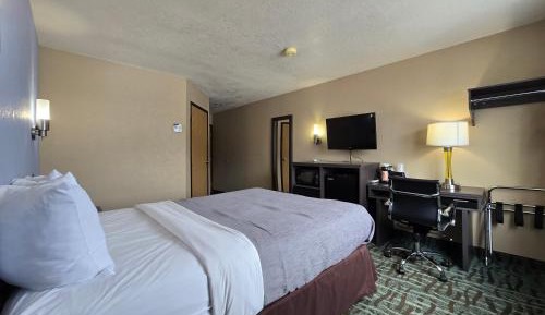 Queen Room - Non Smoking/Interior Hall