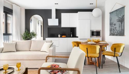 Two-Bedroom Apartment with courtyard