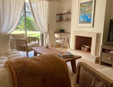 Deluxe One-Bedroom Apartment