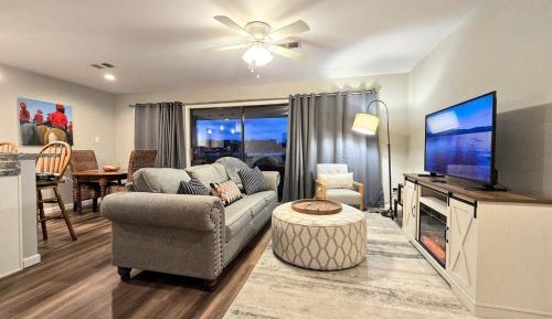 One-Bedroom Apartment with Lake View