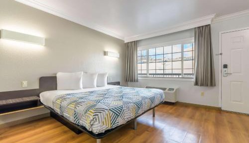 King Room - Disability Access - Non-Smoking