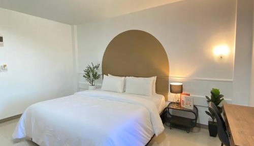Deluxe Room (2 Adults + 1 Child)