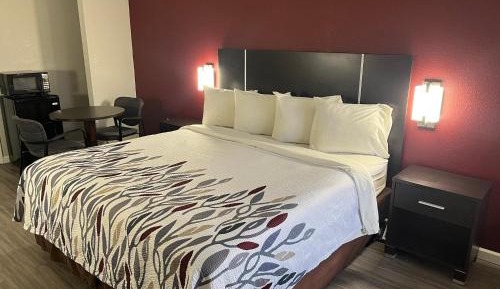 Deluxe King Room Disability Access/Roll-In Shower Non-Smoking