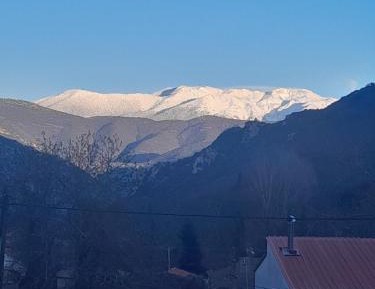 Apartment with Mountain View