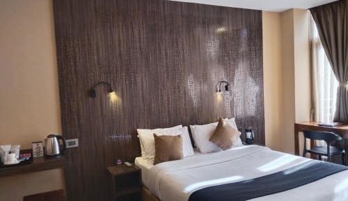 Deluxe Queen Room