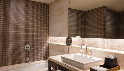 Deluxe King Corner Suite with Club Lounge Access