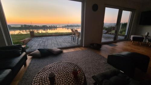 Apartment with Lake View
