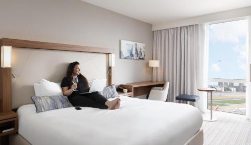 Guest room, 1 King, Runway view