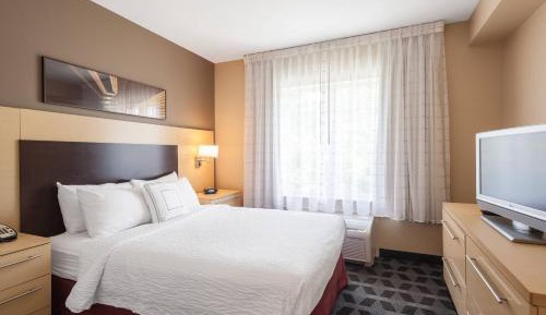 One-Bedroom Queen Suite