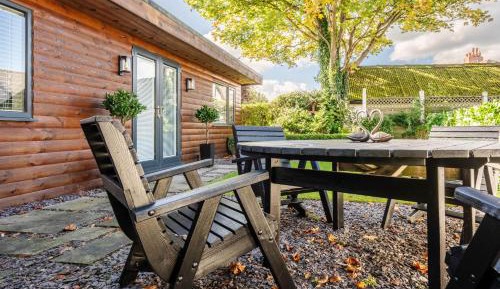 Deluxe One-Bedroom Apartment