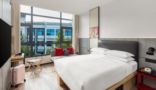 Superior Large Queen Room with City View