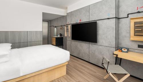 Standard Queen Room