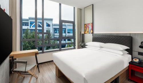 Standard Queen Room with City View