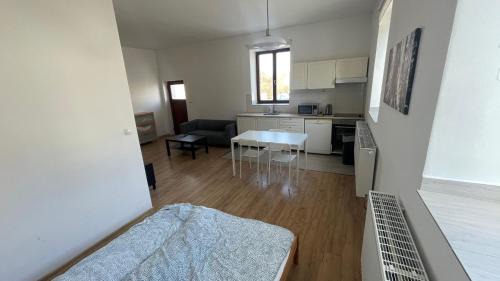 Room #909881703