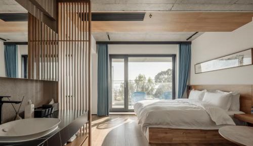 Suite with Lake View