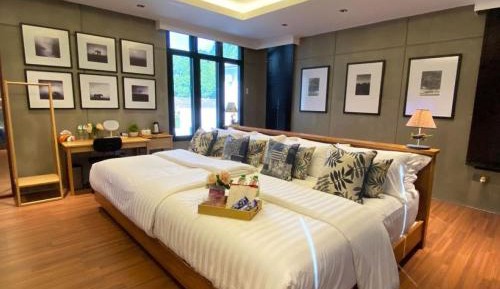 Villa with Garden View