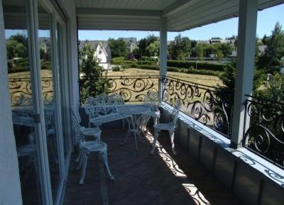 Rosensuite with see- and castel view