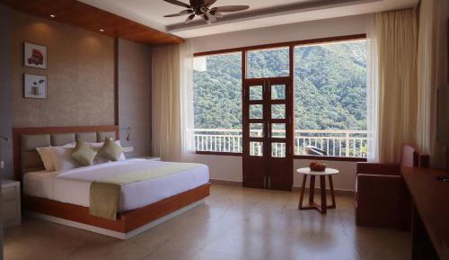 Suite with Mountain View