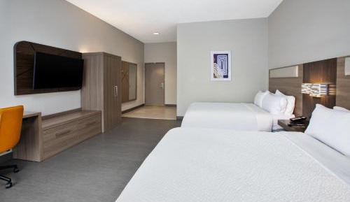 Standard Queen Room with Two Queen Beds and Mobility Accessible Tub