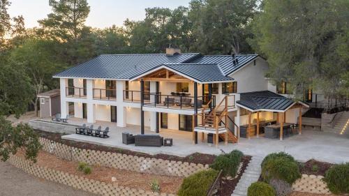 Thirteen-Bedroom Holiday home