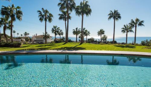 One-Bedroom Apartment with Sea View