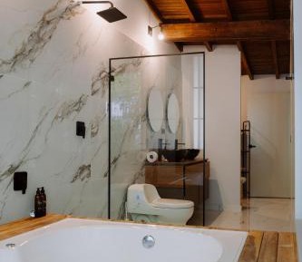 Queen Suite with Spa Bath